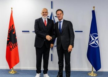 Batuta mes Ramës dhe Rutte: Shefi i NATO-s komenton mbi gjatësinë e kryeministrit