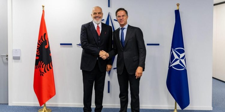 Batuta mes Ramës dhe Rutte: Shefi i NATO-s komenton mbi gjatësinë e kryeministrit