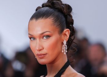 Bella Hadid ndan imazhe prekëse nga spitali në luftën e saj me sëmundjen. Ja çfarë i shkruan Gigi.