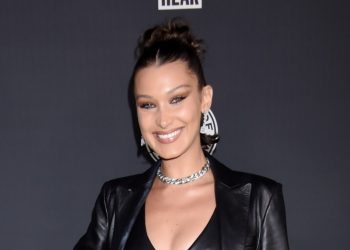 Bella Hadid shfaqet në Paris pas trajtimit në spital për sëmundjen Lyme