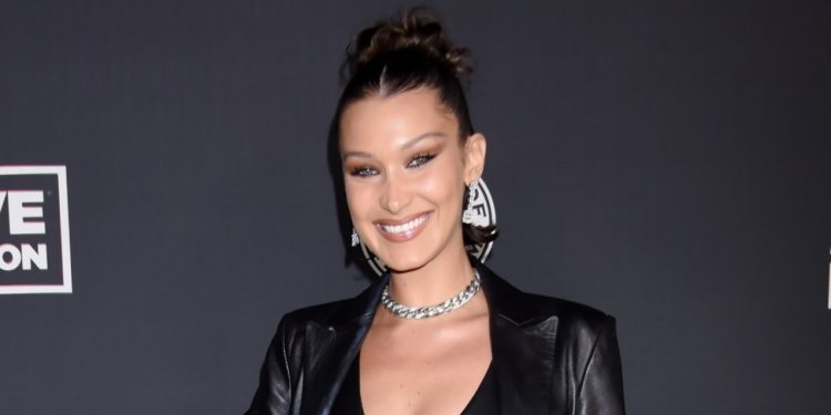 Bella Hadid shfaqet në Paris pas trajtimit në spital për sëmundjen Lyme