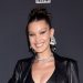 Bella Hadid shfaqet në Paris pas trajtimit në spital për sëmundjen Lyme