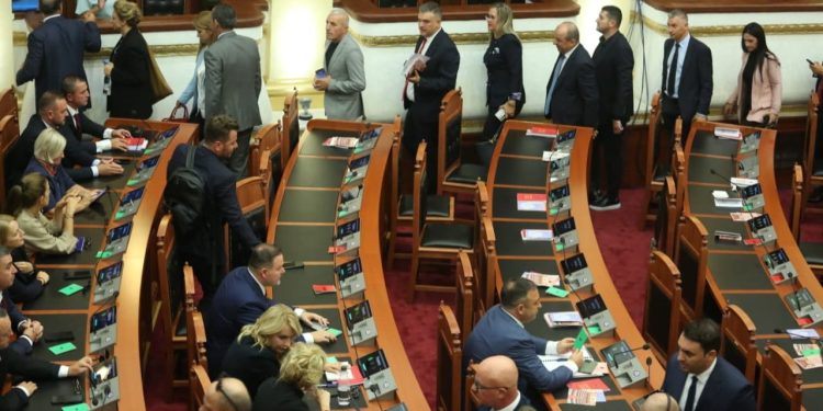 Berisha i përgjigjet Metës, ja tre deputetët që i bashkohen PL për të krijuar grupin parlamentar.