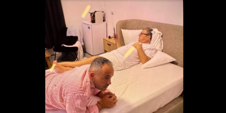 Berisha ndan imazhin: Vangjush Dako me telefon në dorë nga qelia e burgut
Postimi i Berishës: Trajtim i veçantë! Përshëndetje Dr. Vangjush Dako, bashkë me Ron Shqopën në qeli, gjithashtu me celular në dorë!