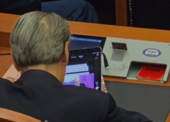 Berisha “nxënë” në Kuvend duke shikuar Ramën dhe Shehun në TikTok