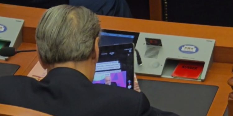 Berisha “nxënë” në Kuvend duke shikuar Ramën dhe Shehun në TikTok