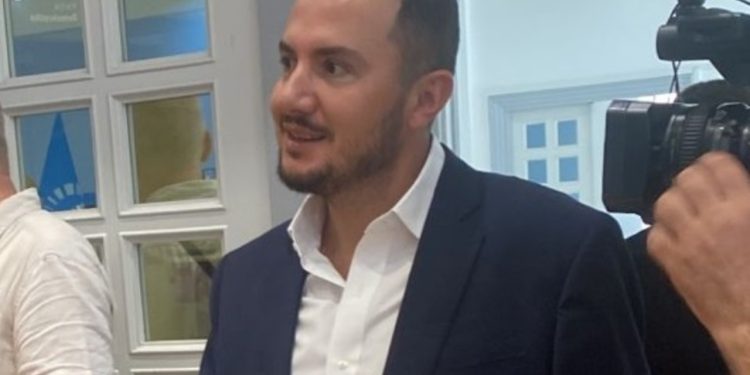 Berisha thirri kryesinë e PD-së, "përjashtohen" deputetët që nuk u rizgjodhën më 11 Maj. Vetëm Salianji u informua për mbledhjen.