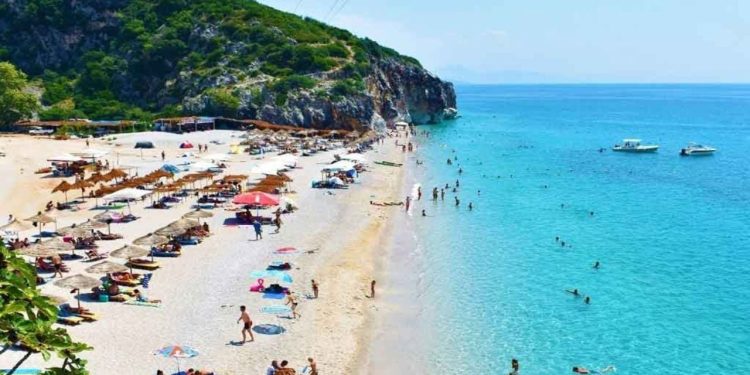 Bizneset 'të palëkundura' nuk e liruan plazhin publik/ IKMT ndërhyn në Gjipe, shemb lokalet dhe restorantet