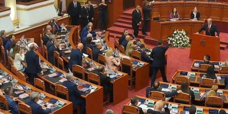 Bllokimi i fjalës në Kuvend: Gazment Bardhi stonon mikrofonin e Taulant Ballës.