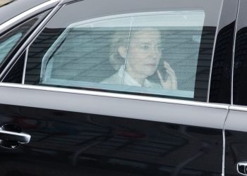 Bullgarët nacionalistë sulmojnë automjetin e Von der Leyen, presidentja e KE-së planifikonte të vizitonte një fabrikë armësh