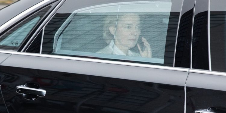 Bullgarët nacionalistë sulmojnë automjetin e Von der Leyen, presidentja e KE-së planifikonte të vizitonte një fabrikë armësh