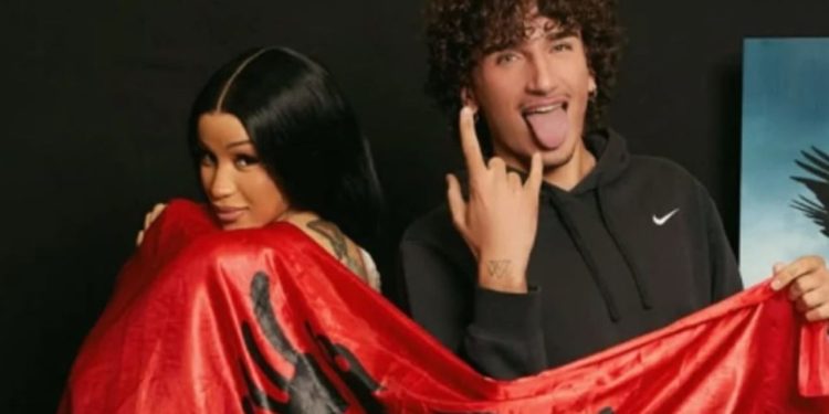 Cardi B befason sërish, paraqitet duke mbajtur flamurin shqiptar. Çfarë mesazhi po dërgon?