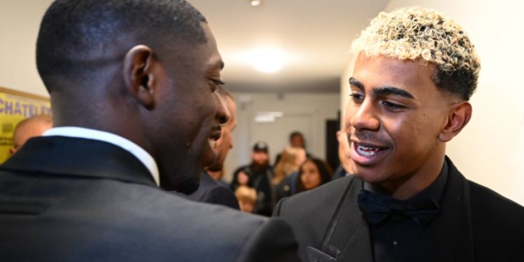 Ceremonia Gala e "Topit të Artë 2025" Nisi: Dembele apo Yamal, kush do të shpallet më i miri? (Video)