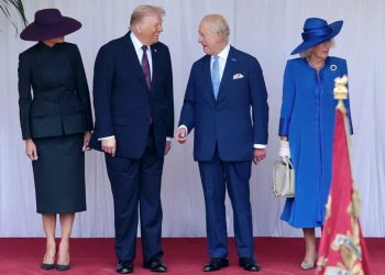 Ceremonia e pritjes së Donald dhe Melania Trump, Presidenti dhe Zonja e Parë shkelin dy herë rregullat e protokollit mbretëror