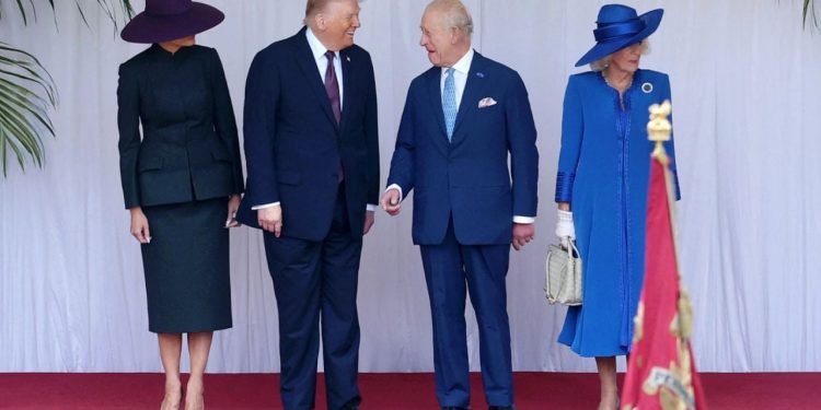 Ceremonia e pritjes së Donald dhe Melania Trump, Presidenti dhe Zonja e Parë shkelin dy herë rregullat e protokollit mbretëror