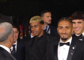 Ceremonia gala e "Topi i Artë 2025": Lamine Yamal dhe yjet e Barcelonës arrijnë në Paris (Video)