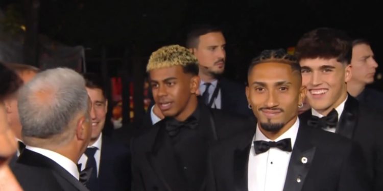 Ceremonia gala e "Topi i Artë 2025": Lamine Yamal dhe yjet e Barcelonës arrijnë në Paris (Video)