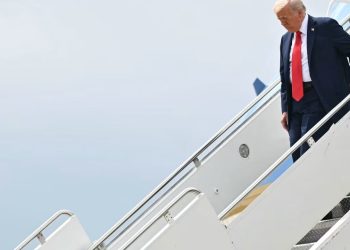 Ceremonia kujtuese për Charlie Kirk, Trump arrin në Arizona me autokolonën e tij.