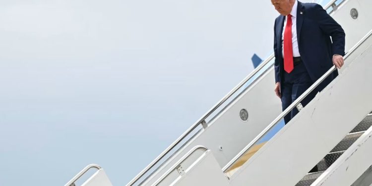 Ceremonia kujtuese për Charlie Kirk, Trump arrin në Arizona me autokolonën e tij.