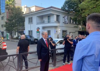 Ceremonia në nder të Azem Hajdarit, Berisha: Ai do të kujtohet për gjithmonë, sot bota e lirë është në krizë.