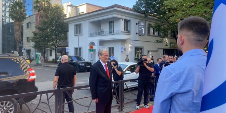 Ceremonia në nder të Azem Hajdarit, Berisha: Ai do të kujtohet për gjithmonë, sot bota e lirë është në krizë.