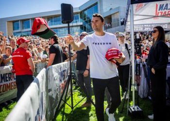 “Çfarë ndodhi me përdorimin e AR-15?”/ Postimi alarmant i Charlie Kirk realizohet 11 vjet më vonë.