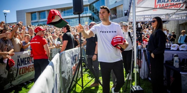 “Çfarë ndodhi me përdorimin e AR-15?”/ Postimi alarmant i Charlie Kirk realizohet 11 vjet më vonë.