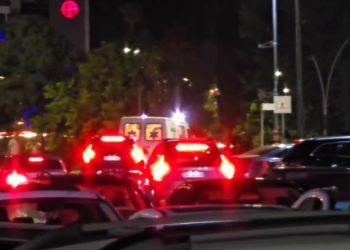 Çifti i moshuar goditet nga një automjet mbi vijat e bardha, transportohet në spitalin e Fierit.