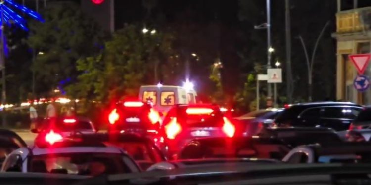 Çifti i moshuar goditet nga një automjet mbi vijat e bardha, transportohet në spitalin e Fierit.