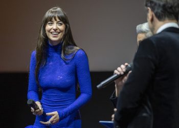 Dakota Johnson paraqitet me një fustan të tejdukshëm në Festivalin e Filmit në Zurich.