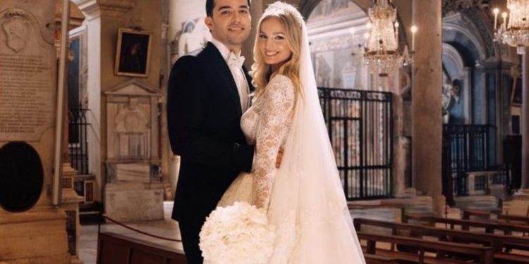 Dasmë 500 mijë euro dhe para të marra nga korrupsioni? Djali i Jozefina Topallit reagOn dhe zbulon 'shpenzimet' e ceremonisë dhe kush i mbuloi ato.