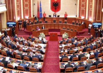 Deputetët e rinj Tom Doshi dhe Sabina Jorgo dorëzojnë mandatin pas betimit
Ligjvënësit e Kuvendit për katër vitet e ardhshme u betuan në seancën që filloi këtë pasdite në orën 17:00.