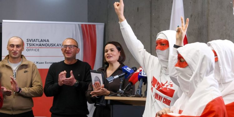 "Desha të kthehem në shtëpi, por më dëbuan jashtë vendit" / Të burgosurit politikë bjellorusë zbulojnë tmerrin e lirisë së rreme pas marrëveshjes me SHBA-në.