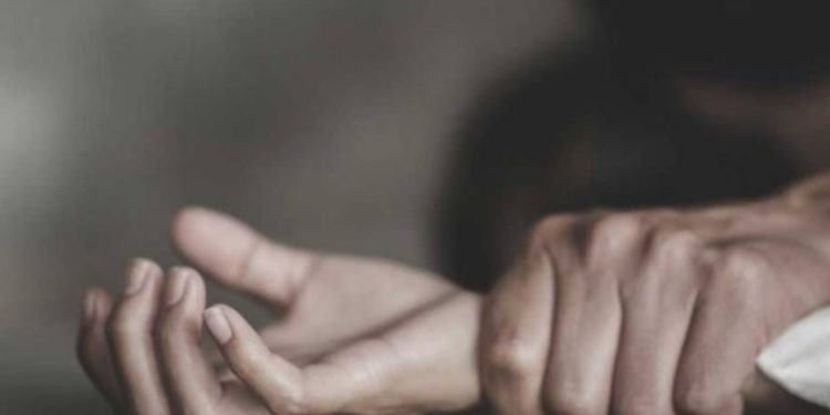 Detaje shokuese mbi abuzimin seksual të një 15-vjeçareje nga i dashuri i nënës, 37-vjeçari e pranon. Partnerja e tij e akuzon vajzën.