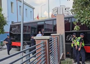 Detaje të reja nga operacioni antidrogë në Elbasan: kokaina dhe armët e sekuestruar. Si u zbulua organizata kriminale.