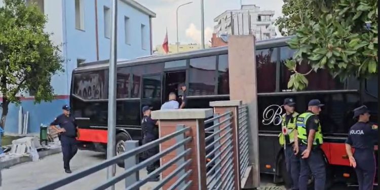 Detaje të reja nga operacioni antidrogë në Elbasan: kokaina dhe armët e sekuestruar. Si u zbulua organizata kriminale.