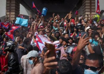 Dhunë e ashpër në Nepal, kryeministri dorëzohet pas protestave të dhunshme.