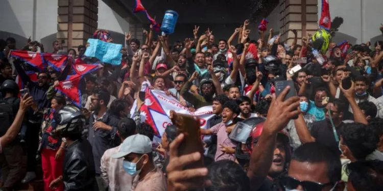 Dhunë e ashpër në Nepal, kryeministri dorëzohet pas protestave të dhunshme.