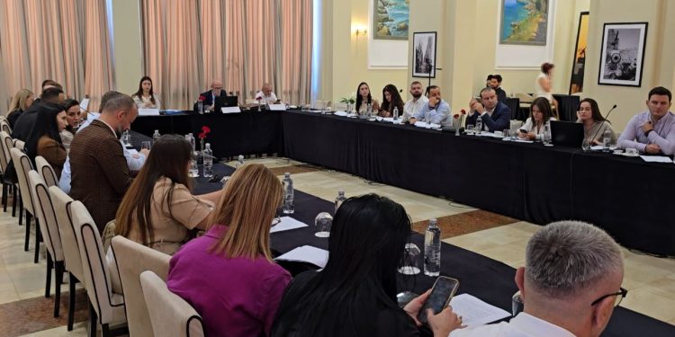 Diskutim mbi Kodin Penal: Tryezë Konsultative në Durrës, Gjyqtarët theksojnë vështirësitë e zbatimit për shkak të kapaciteteve aktuale.