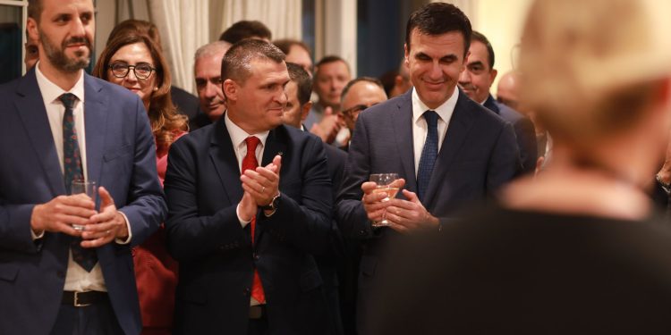 Dita e Kushtetutës së SHBA: VanHorn i dërgon një mesazh drejtuesve të institucioneve të drejtësisë në Shqipëri, duke theksuar se Kushtetuta është më shumë se një thjesht një dokument ligjor.