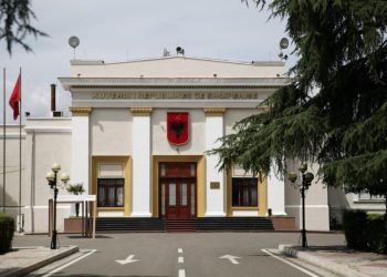 Dita e parë e Kuvendit: 72 deputetë të rinj në sallën ku kolegët e vjetër ndihen si në shtëpi