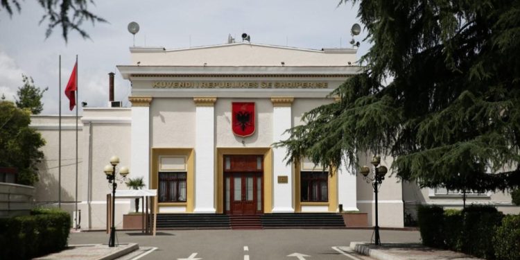 Dita e parë e Kuvendit: 72 deputetë të rinj në sallën ku kolegët e vjetër ndihen si në shtëpi