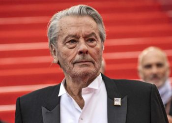 Djali i Alain Delon nis betejën për pasurinë e të atit, kërkon të anulohet testi që favorizon motrën e tij.