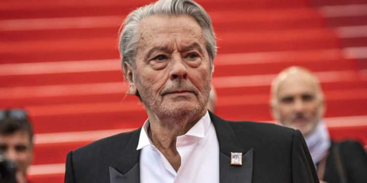 Djali i Alain Delon nis betejën për pasurinë e të atit, kërkon të anulohet testi që favorizon motrën e tij.