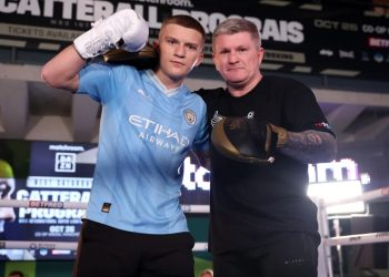 Djali i Ricky Hatton shprehet pas ndarjes nga jeta e legjendës së boksit: "Ishte shembulli im në çdo aspekt të jetës."
