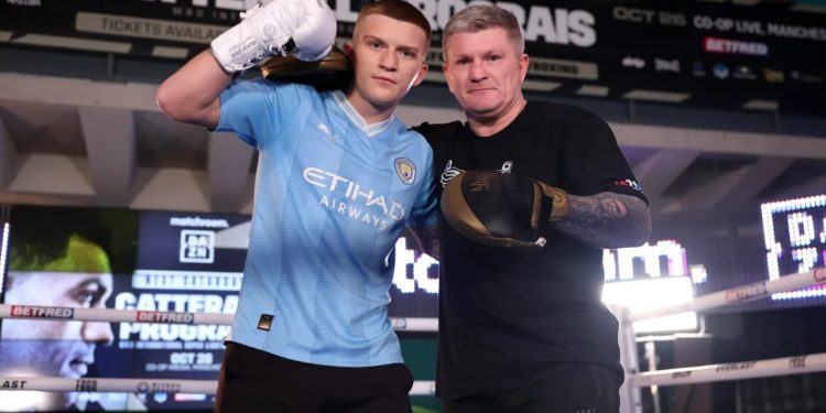 Djali i Ricky Hatton shprehet pas ndarjes nga jeta e legjendës së boksit: "Ishte shembulli im në çdo aspekt të jetës."