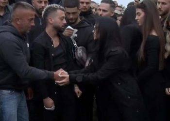 Dje, Xheneta Fetahu mori pjesë në varrimin e vëllait të Gjestit, duke shprehur ngushëllimet e saj.