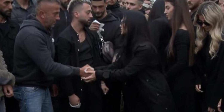 Dje, Xheneta Fetahu mori pjesë në varrimin e vëllait të Gjestit, duke shprehur ngushëllimet e saj.