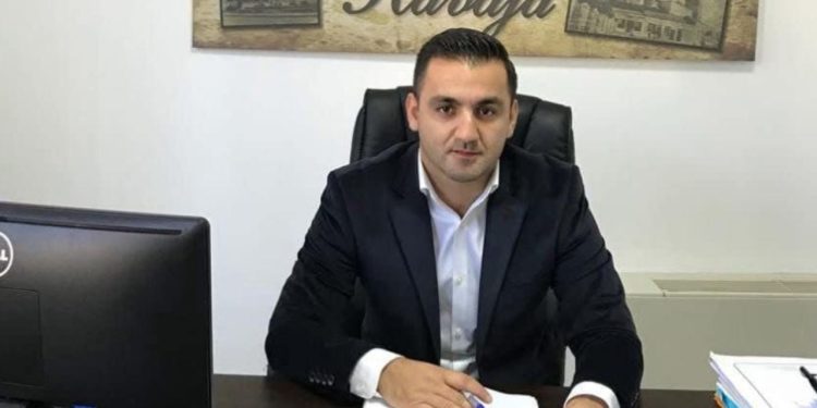 Doda shpalli pavarësinë e saj në Kuvend, Kadiu: PD ka një deputet më pak sot, çështja është besimi i pabazuar.