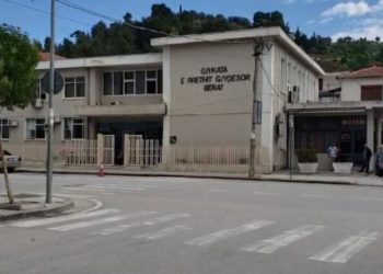 Domatet me nivele të larta pesticide, Gjykata e Beratit vendos burg për Mariglen Qorrin dhe arrest shtëpiak për dy inspektorët e AKU-së.